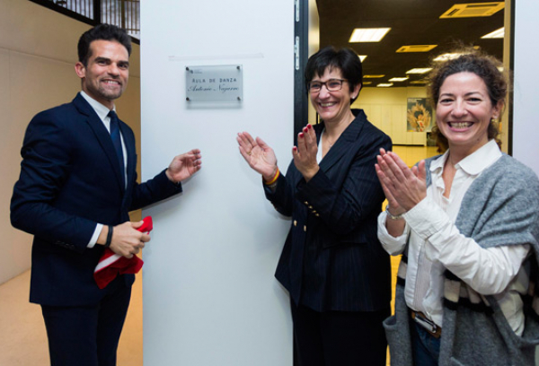 La alcaldesa y la concejal de Cultura junto a Antonio Najarro