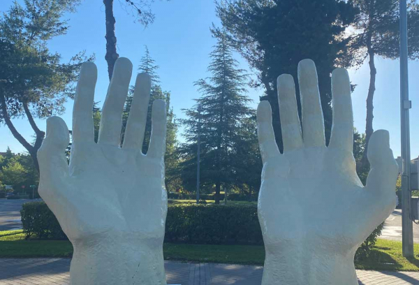 Hands  de Zurab Tsereteli